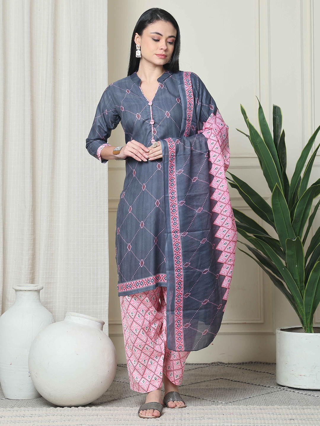 

Roly Poly Geometric Printed Mandarin Collar Straight Kurta With Patiala And Dupatta, Grey