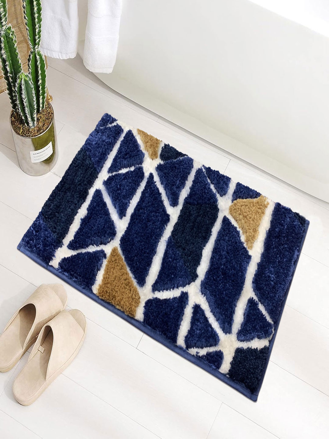 

LUXEHOME INTERNATIONAL Macau Blue & White Triangle Printed 1780 GSM Non-Slip Bath Rug