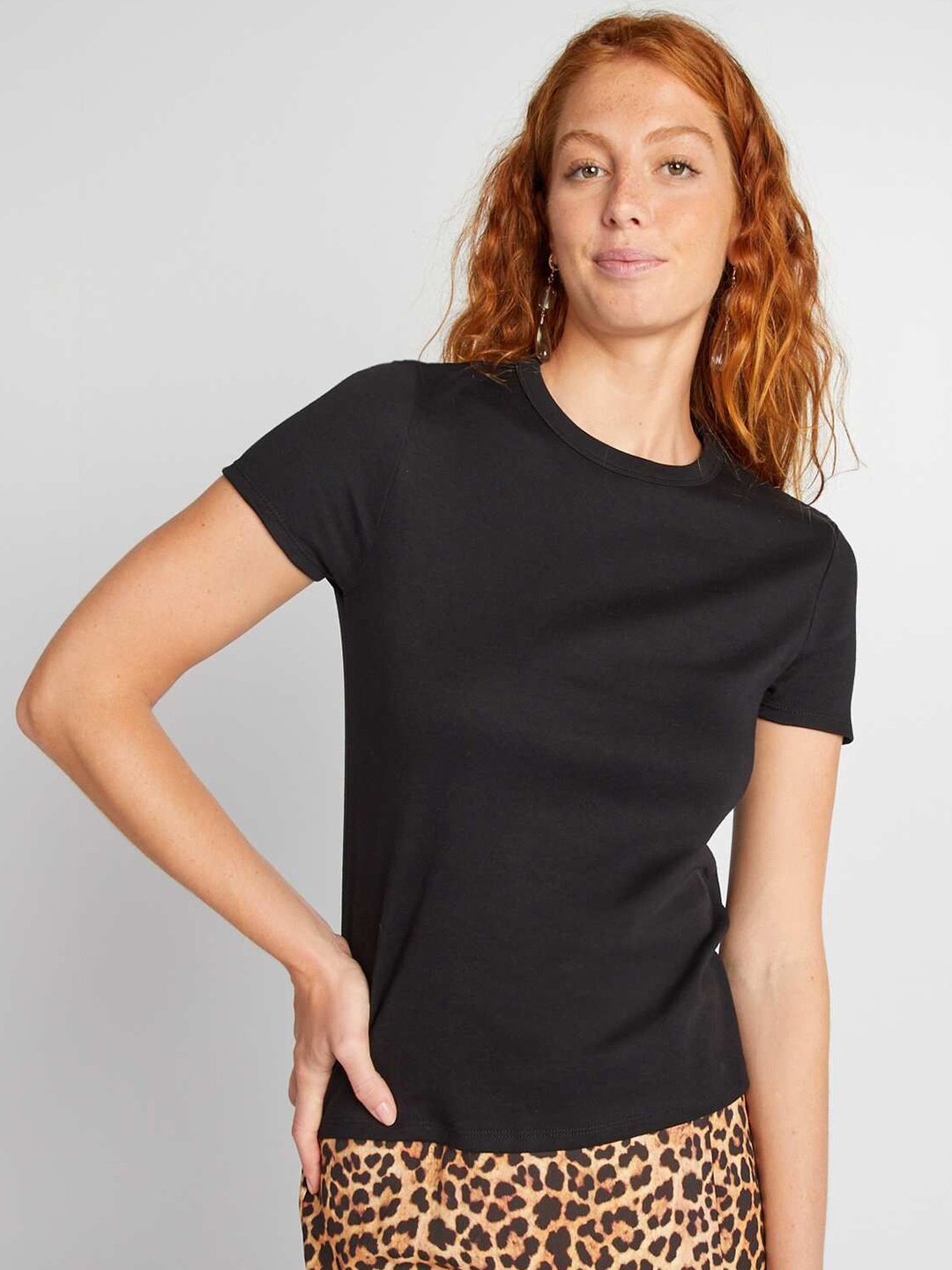 

KIABI Women Solid Round Neck Cotton T-shirt, Black