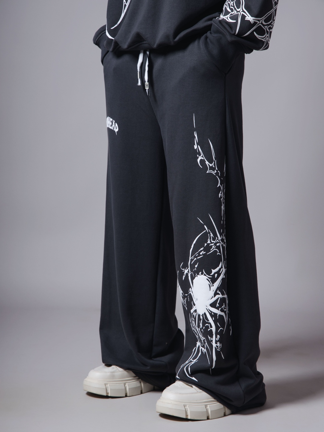 

HOP HEAD Men Printed Mid-Rise Cotton Track Pant, Charcoal