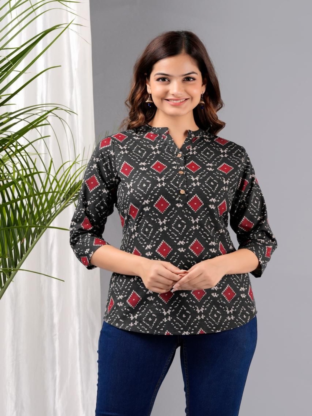 

Samhitas Women Geometric Printed Sequinned Kurta, Black