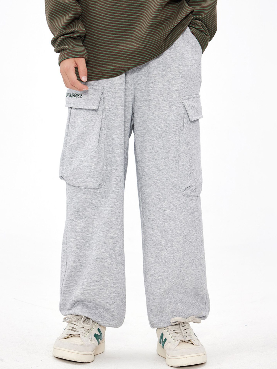 

LULU & SKY Unisex Kids Tapered Fit High-Rise Cargos Trousers, Grey