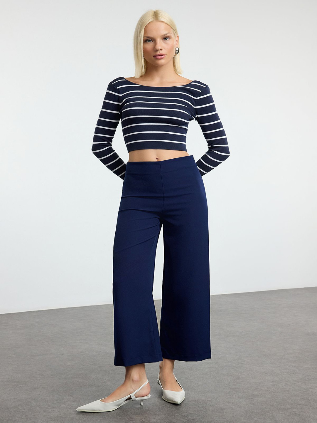 

Trendyol Women Solid Three Fourth Length Trousers, Navy blue