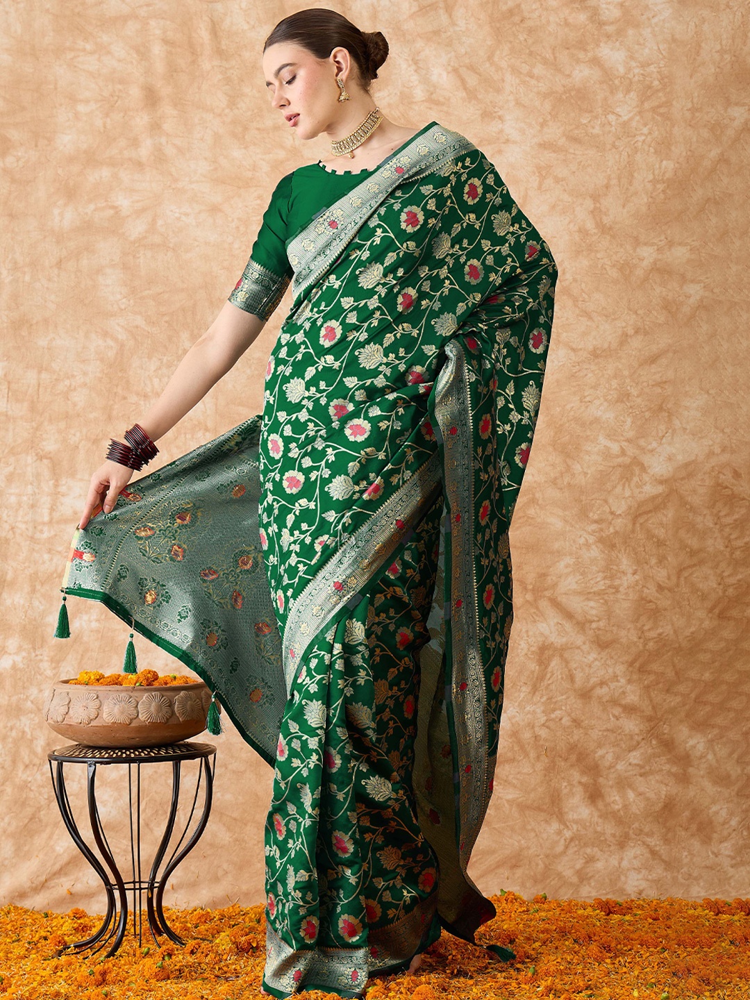 

Maroosh Woven Design Floral Zari Banarasi Saree, Green