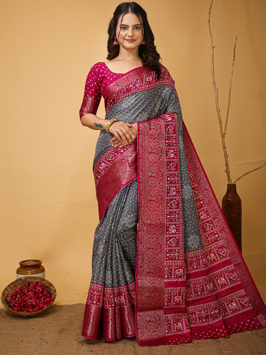 

KAYOMMI Bandhani Zari Kanjeevaram Saree, Grey