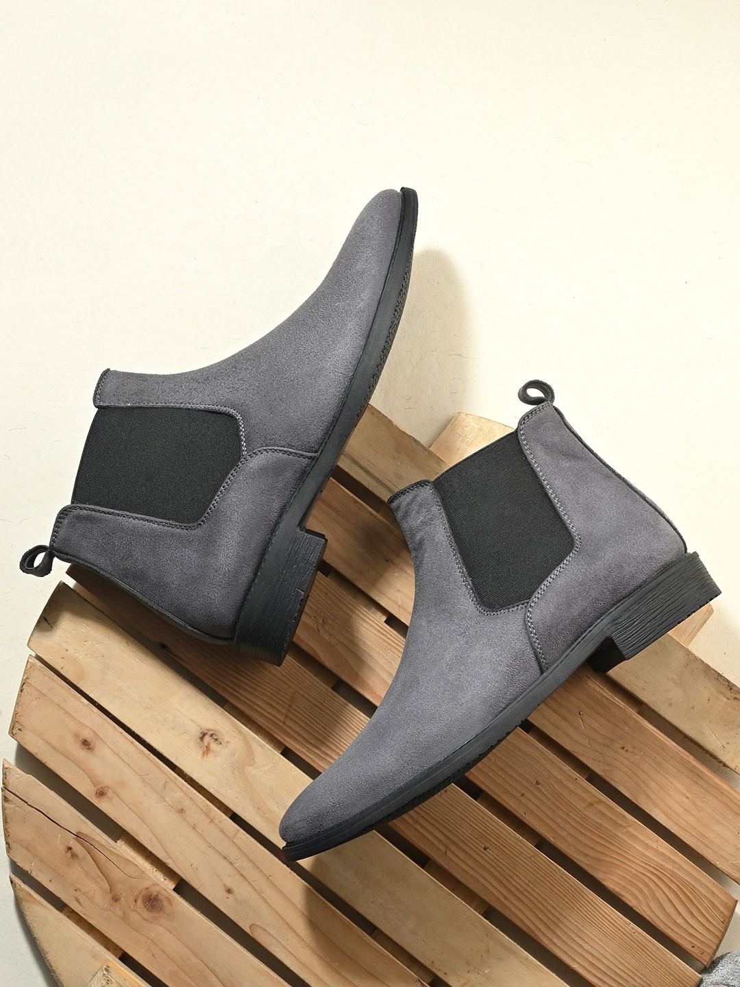 

The Roadster Lifestyle Co Men Slim Heeled Chelsea Boots, Grey