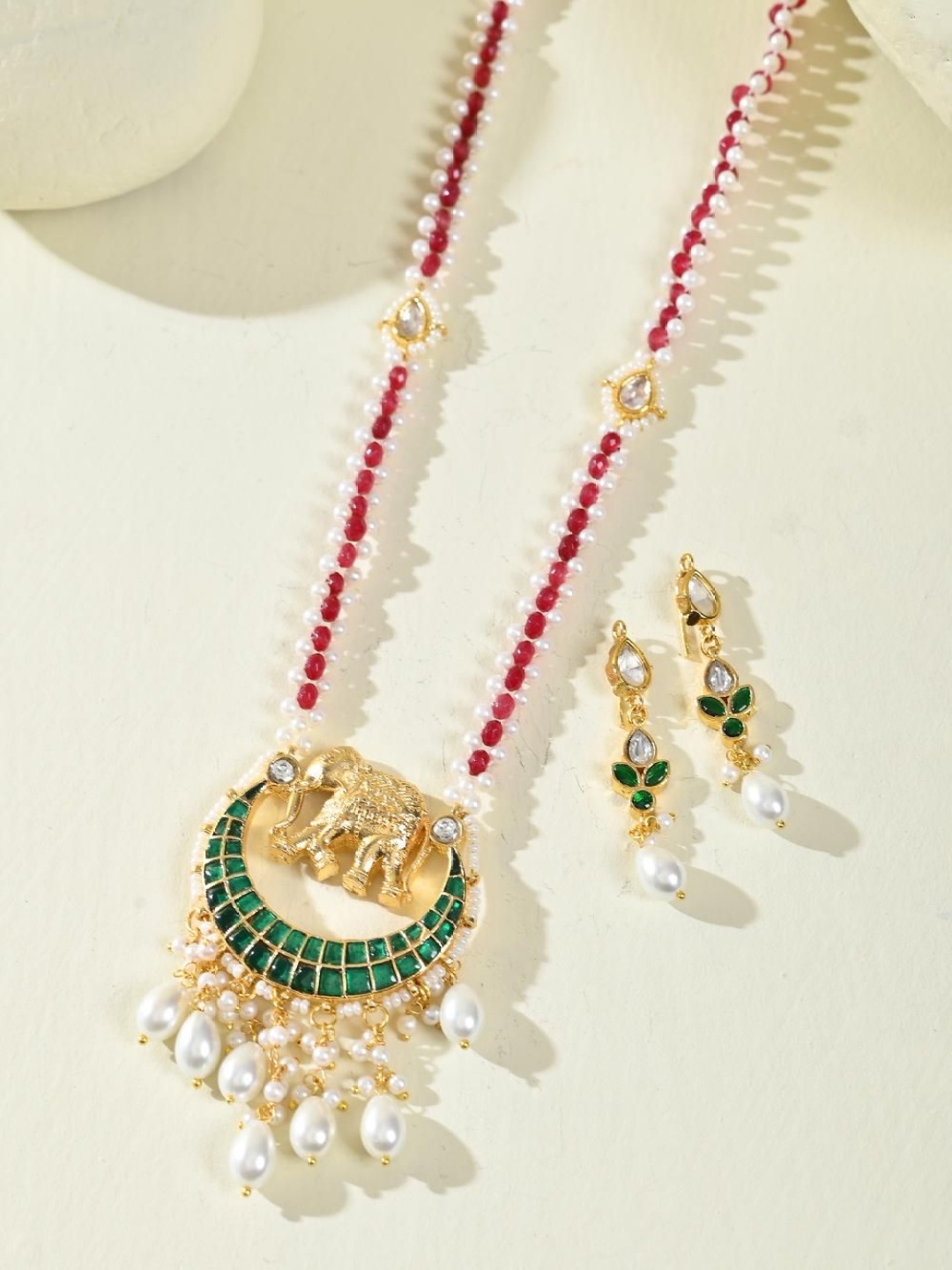 

STYYO Gold-Plated Kundan-Studded & Beaded Jewellery Set