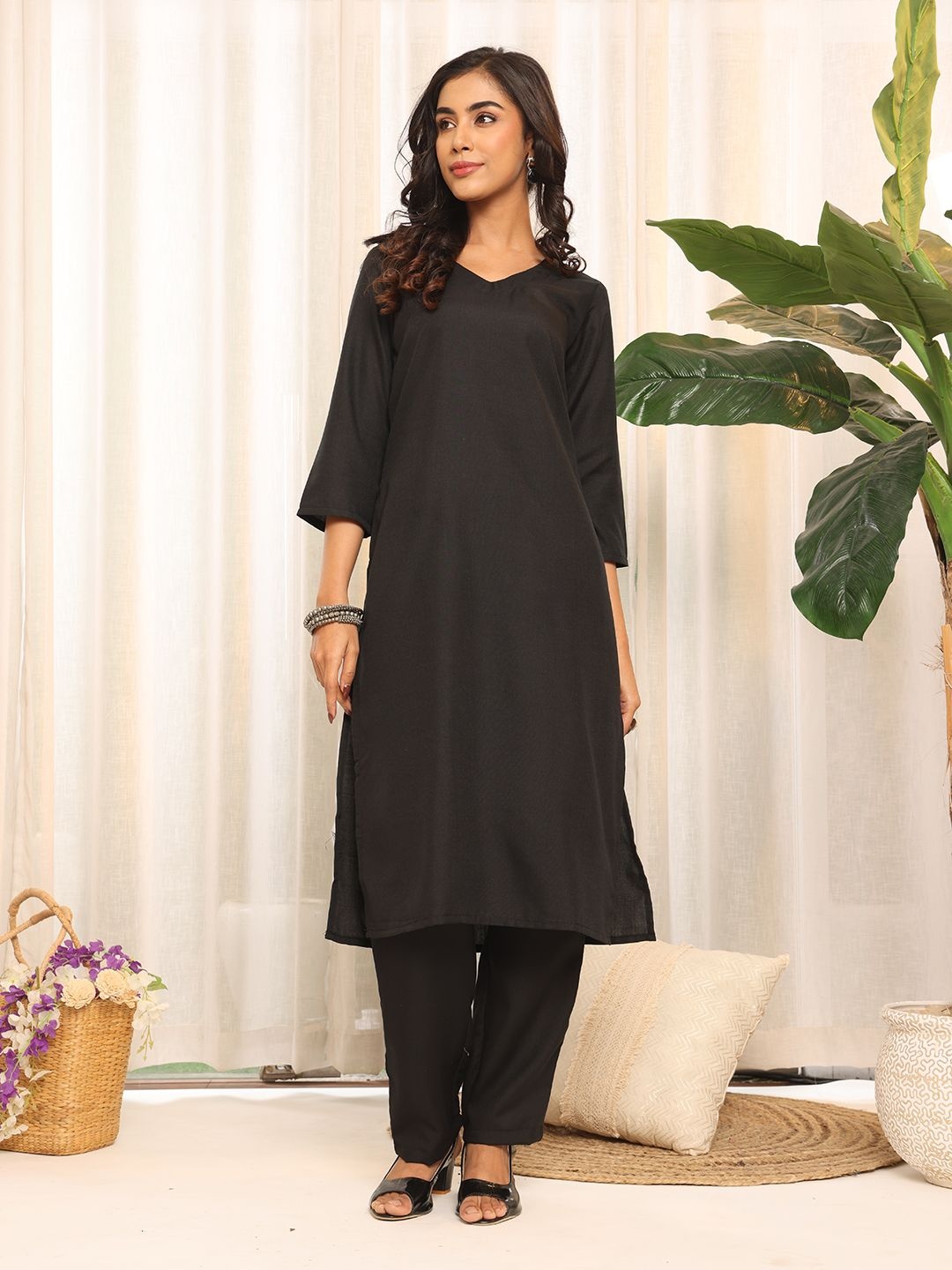 

Varanga V-Neck Straight Kurta With Trouser, Black