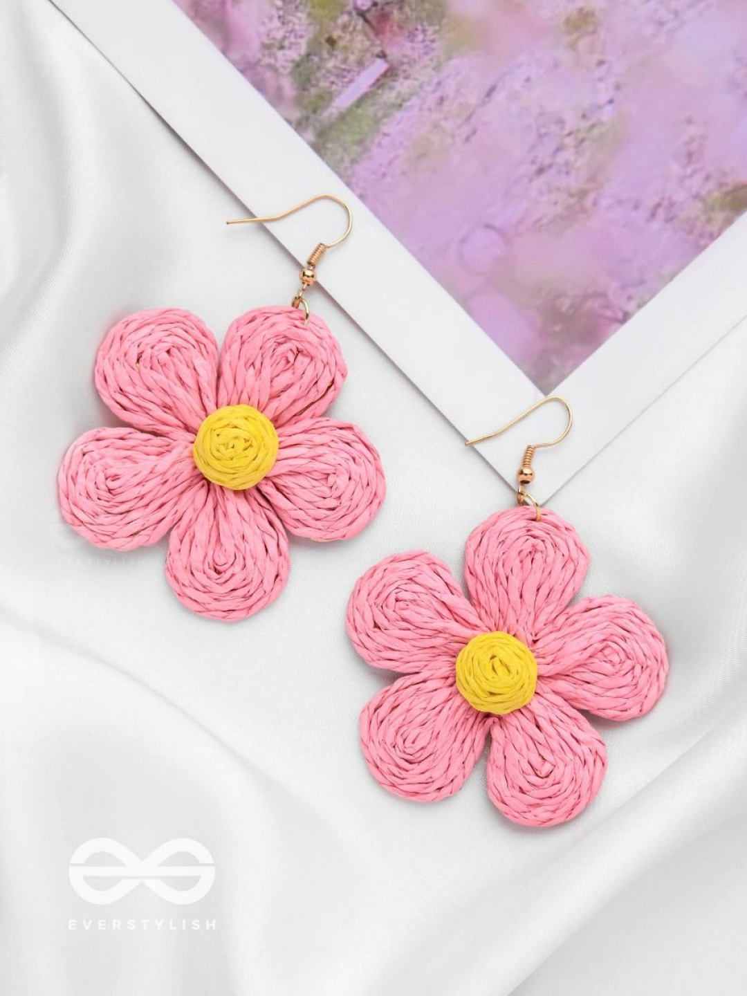 

EVERSTYLISH THE FLOWER POWER Floral Shaped Woven Drop Earrings, Pink