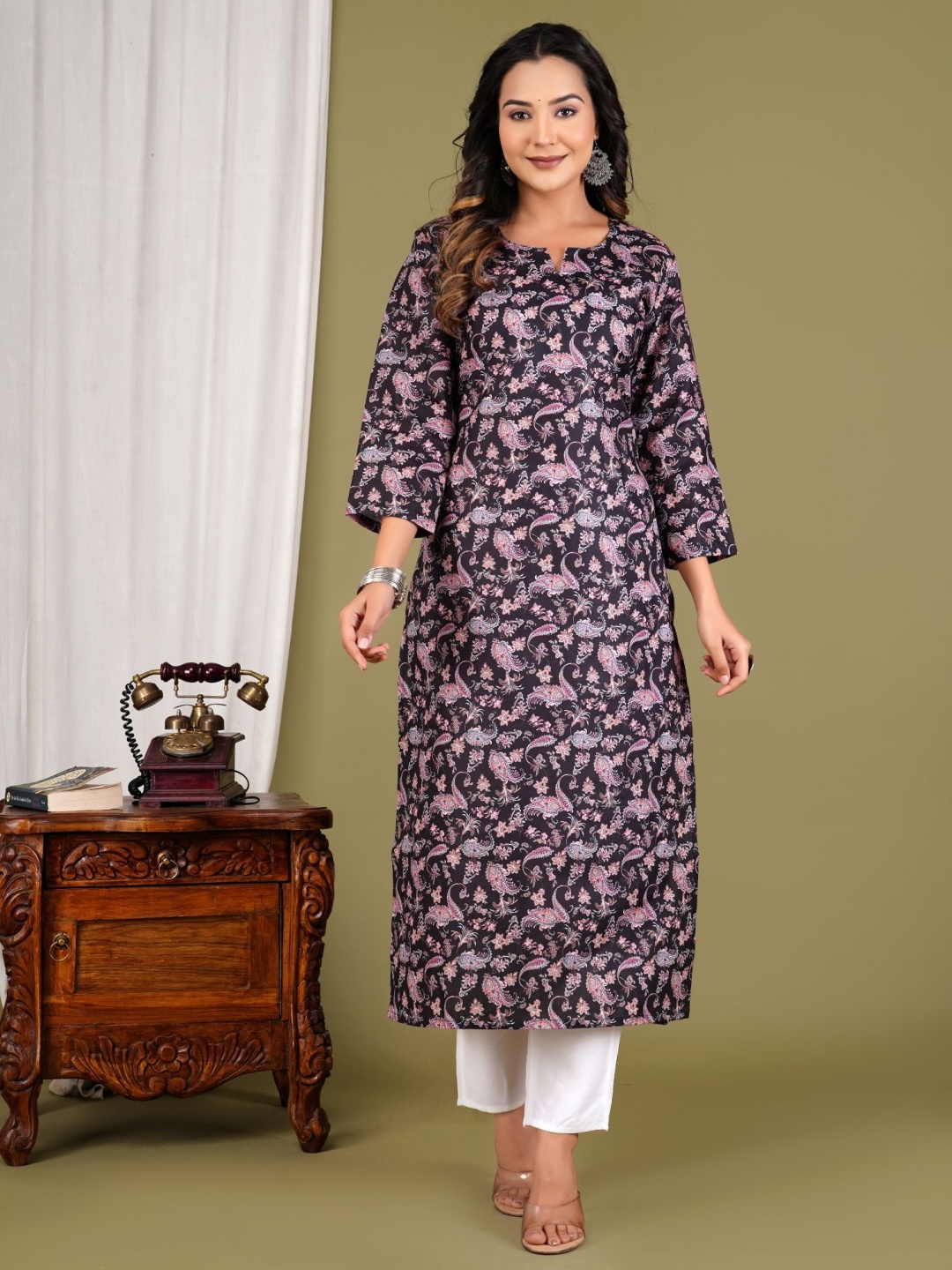 

GUDWEARS Floral Printed Notch Neck Pure Cotton Straight Kurta, Black