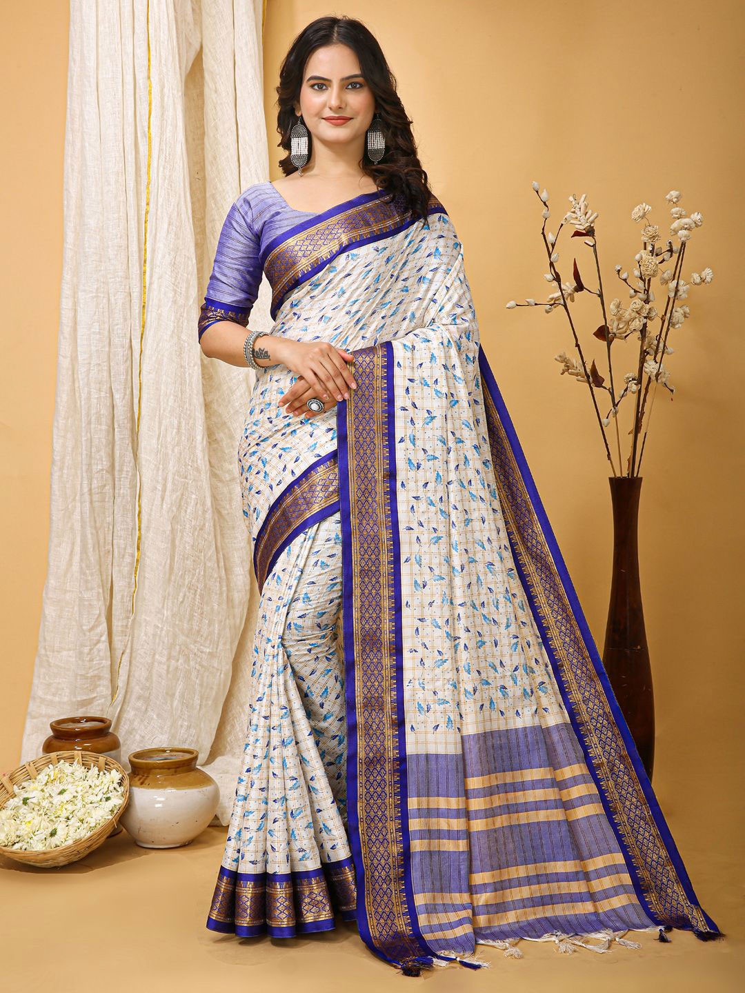 

KALINI Ethnic Motifs Printed Sungudi Saree, Off white