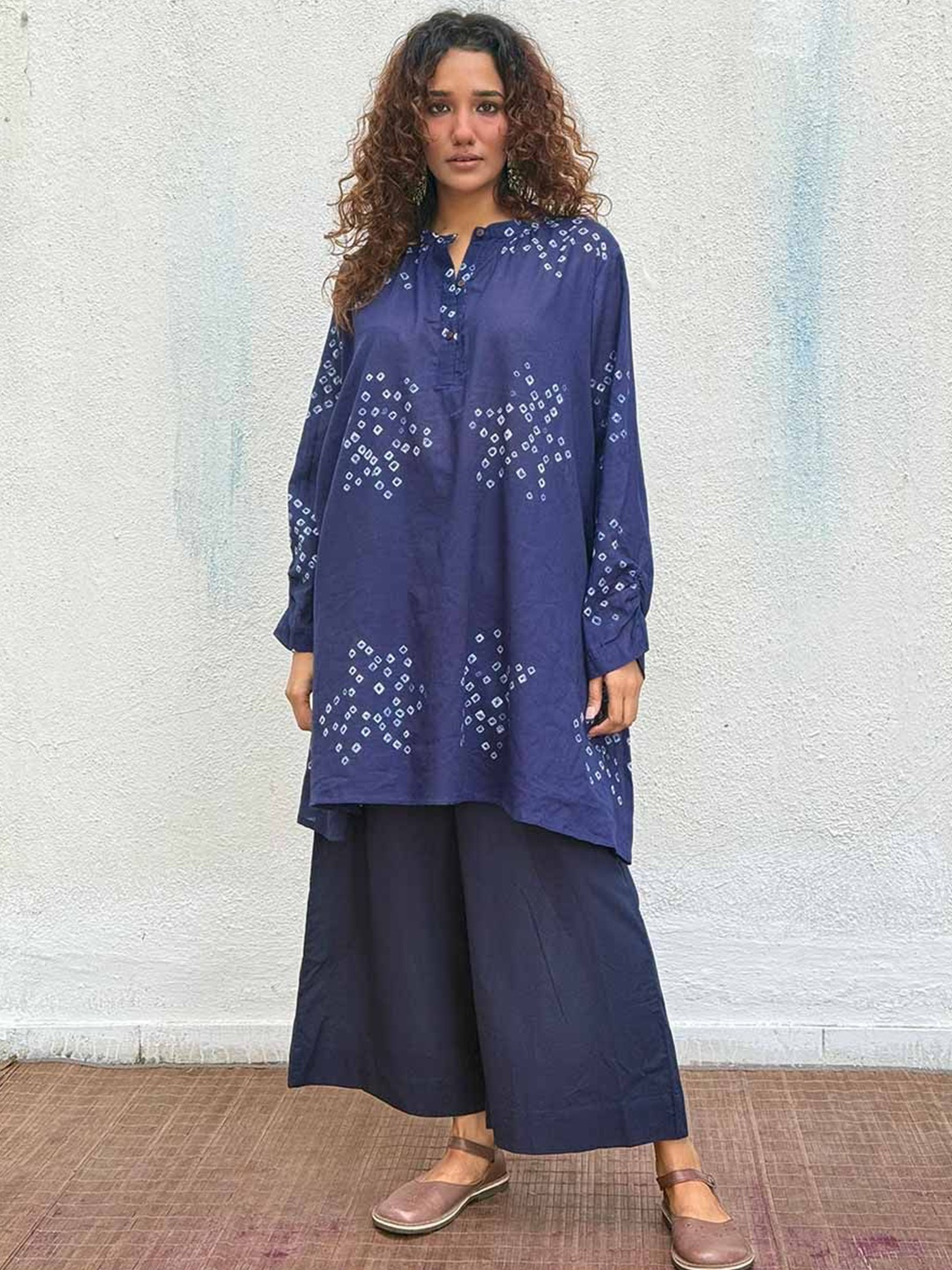 

Chidiyaa Women Cotton Indi-Glow Bandhej Printed Mandarin Collar Cotton Rich Kurti, Navy blue