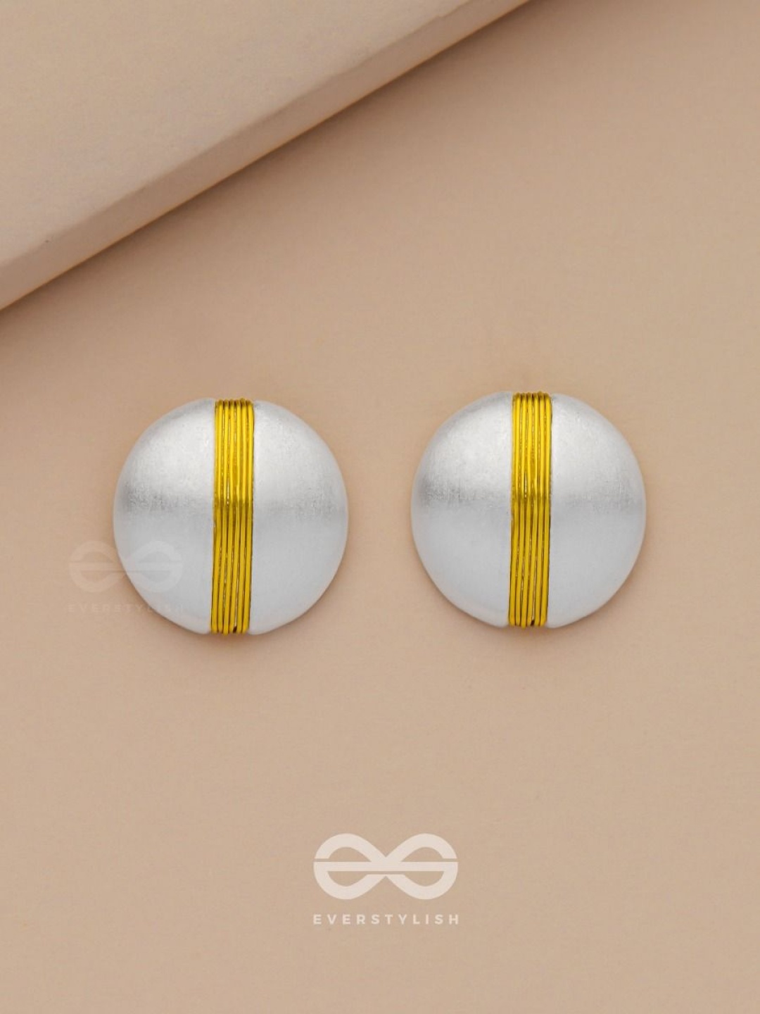 

EVERSTYLISH Subtle Streak Circular Shaped Studs, Silver
