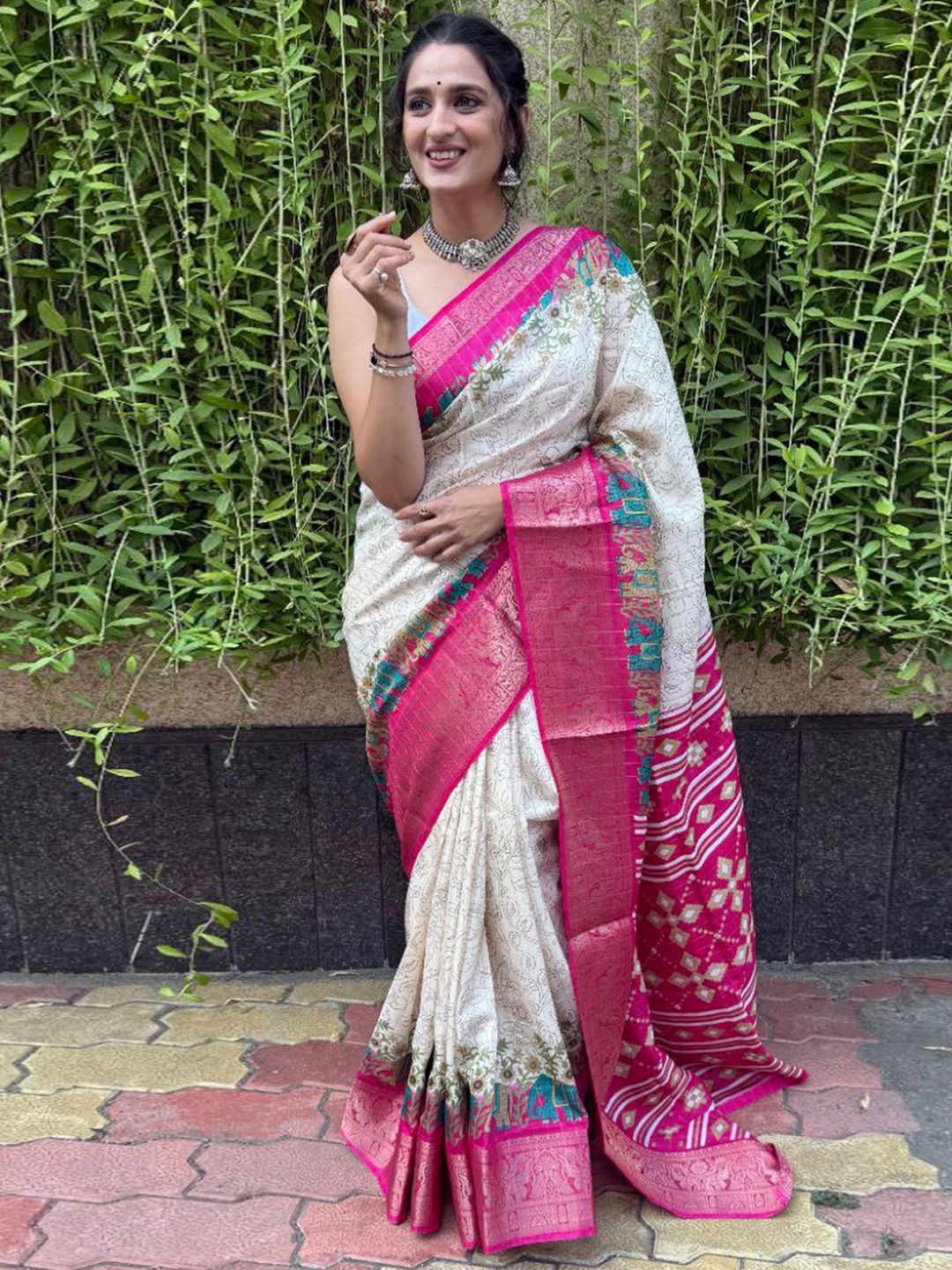 

KALINI Kalamkari Printed Zari Sungudi Saree, Off white