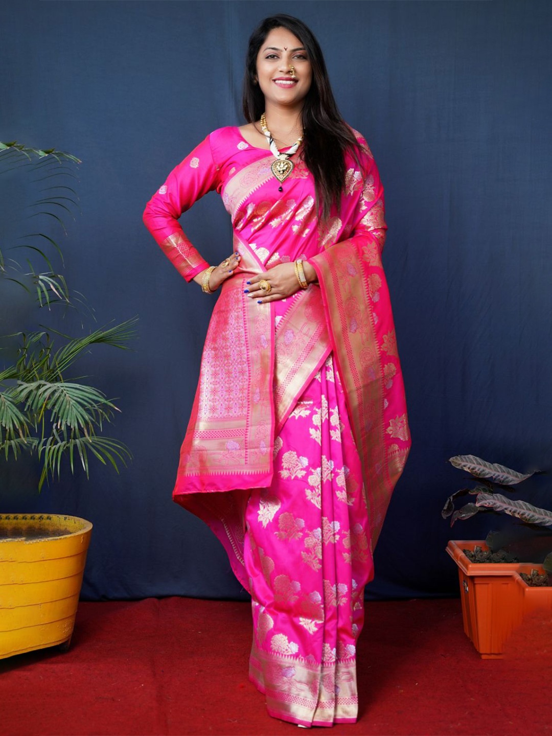 

amirat Woven Design Zari Pure Silk Banarasi Saree, Pink