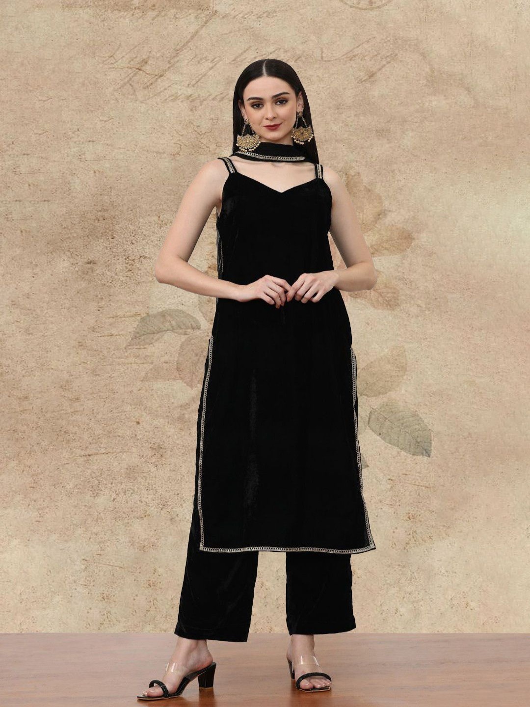 

AVANSHEE Sweetheart Neck Velvet Kurta with Palazzo And Dupatta, Black