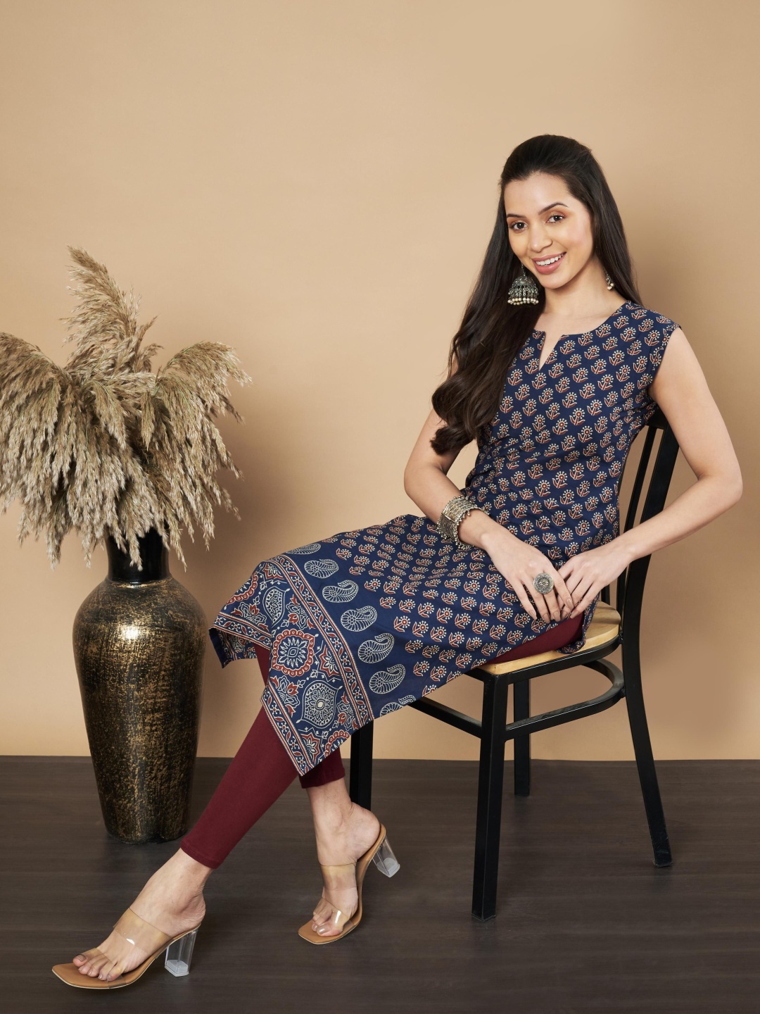 

Vbuyz Floral Printed Cotton Sleeveless Notch Neck Straight Kurta, Navy blue