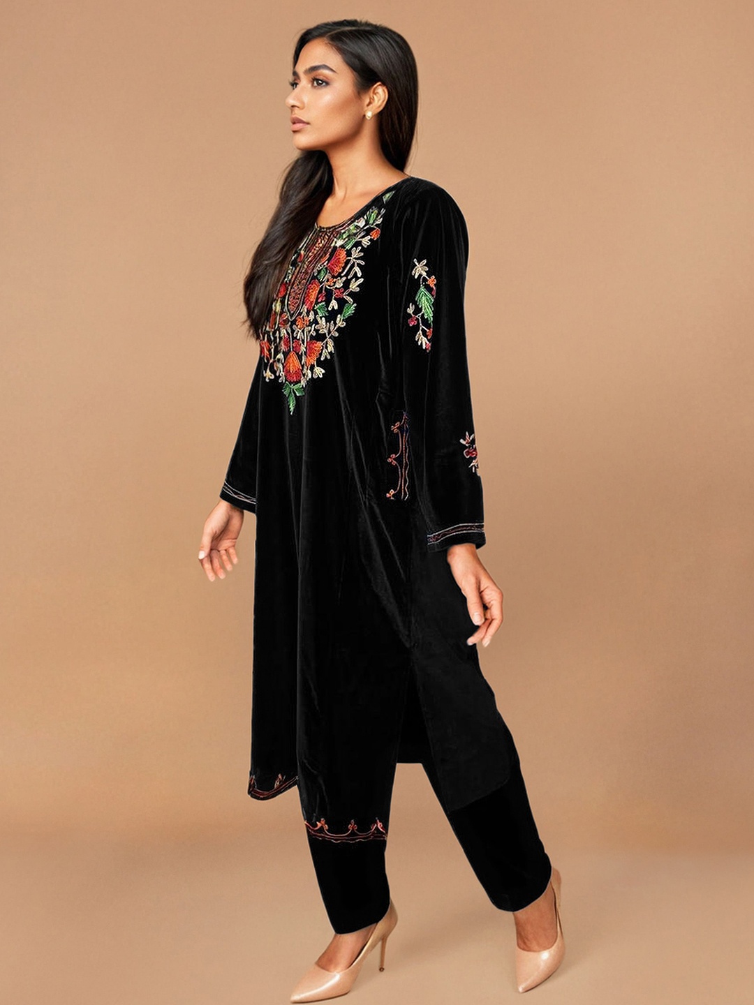 

trueBrowns Floral Embroidered Velvet Straight Kurta With Trousers, Black