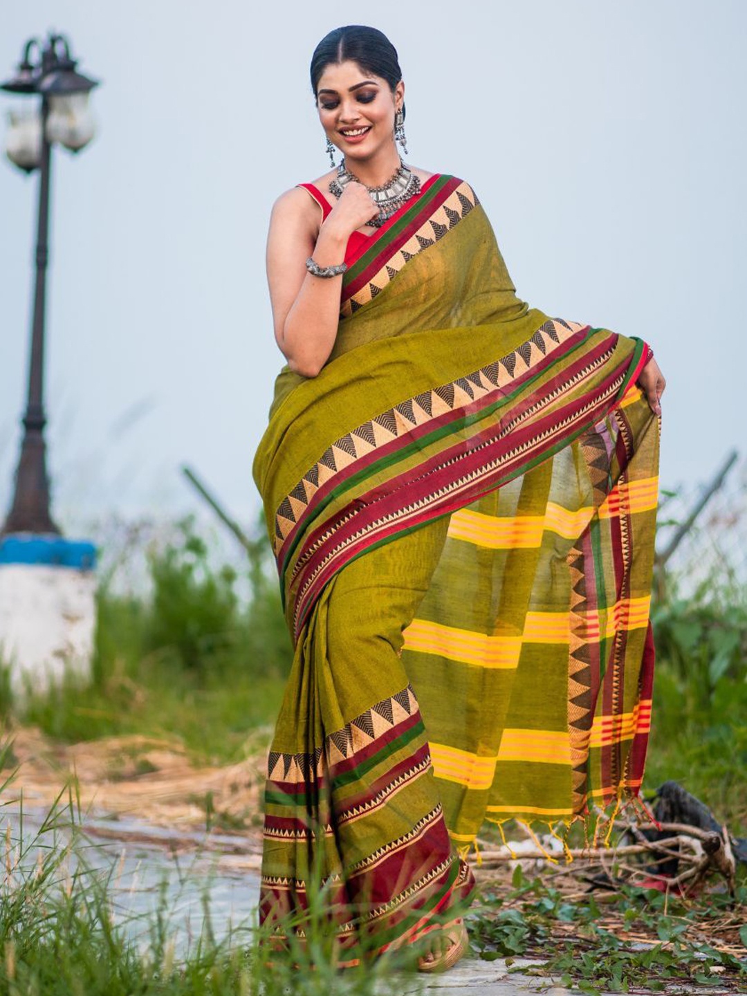 

8POURE Woven Design Designer Jamdani Saree, Green
