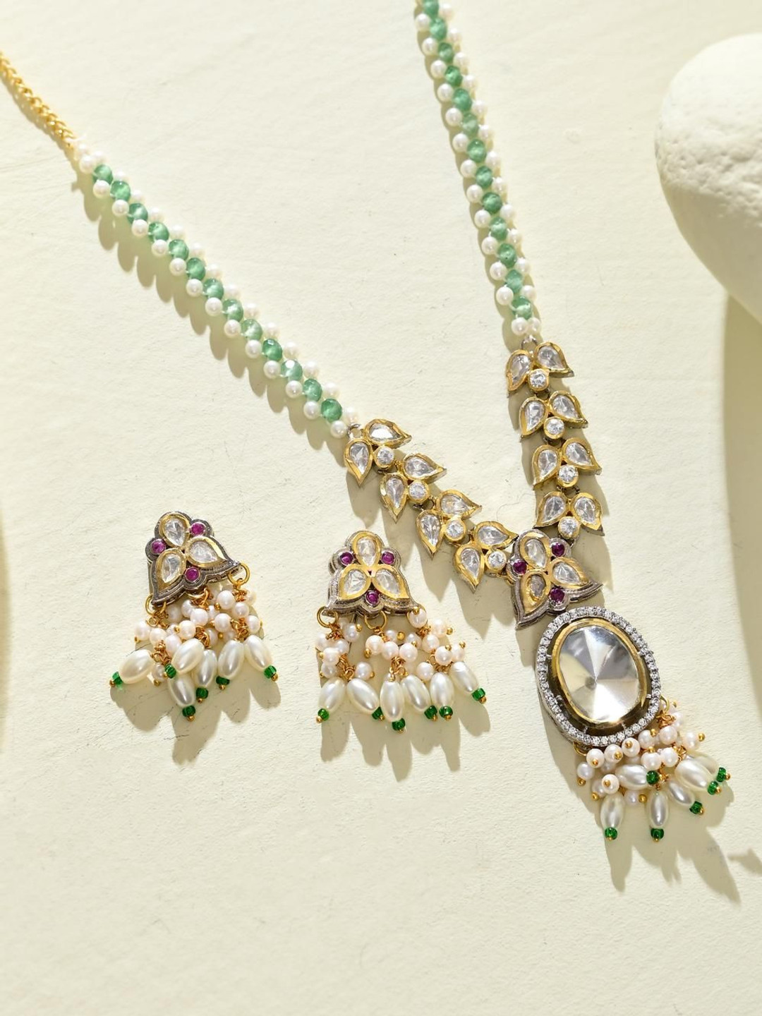 

STYYO Gold-Plated Kundan Stone Studded And Beaded Jewellery Set