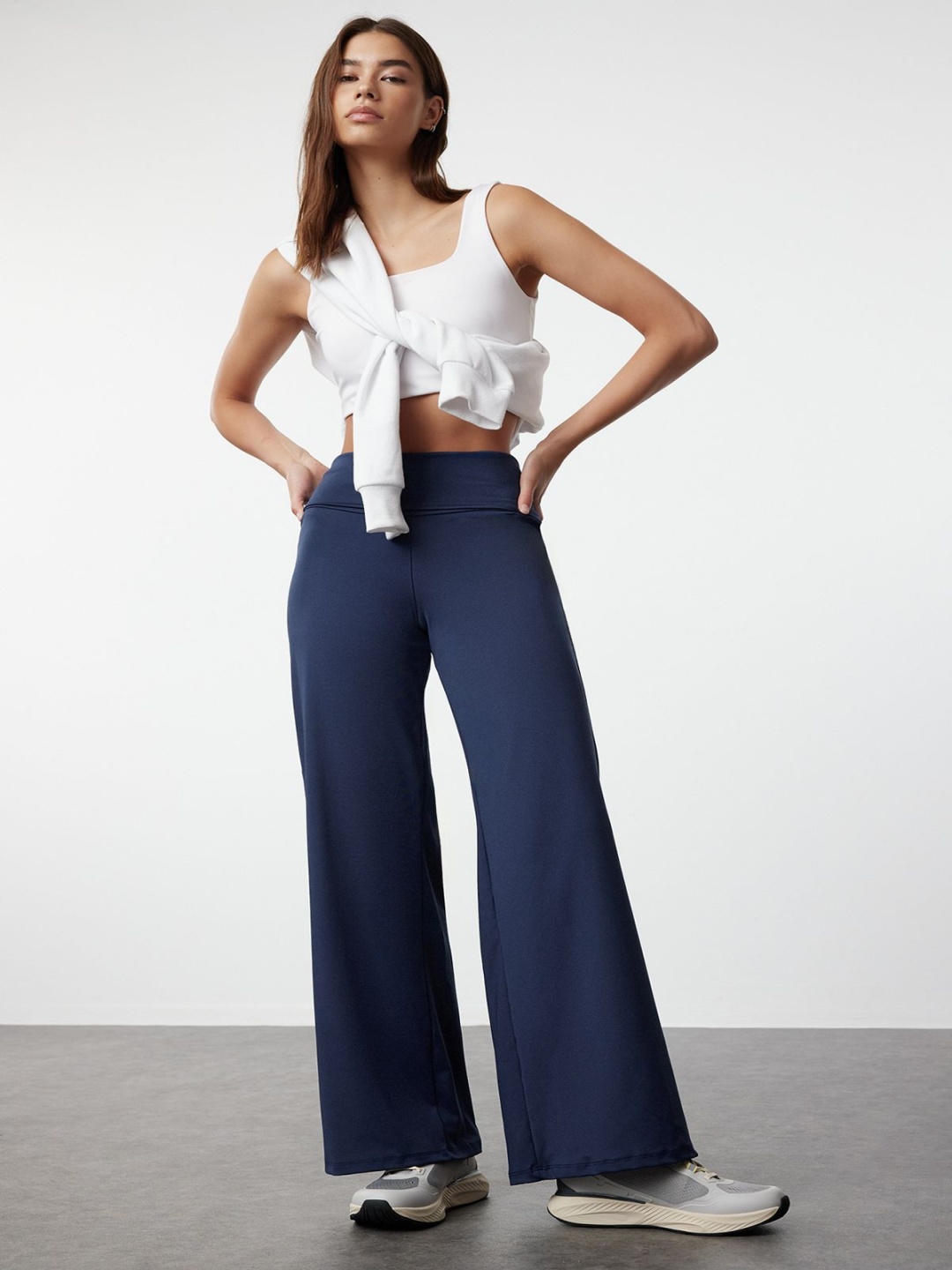 

Trendyol Women Regular Fit Mid-Rise Trousers, Navy blue