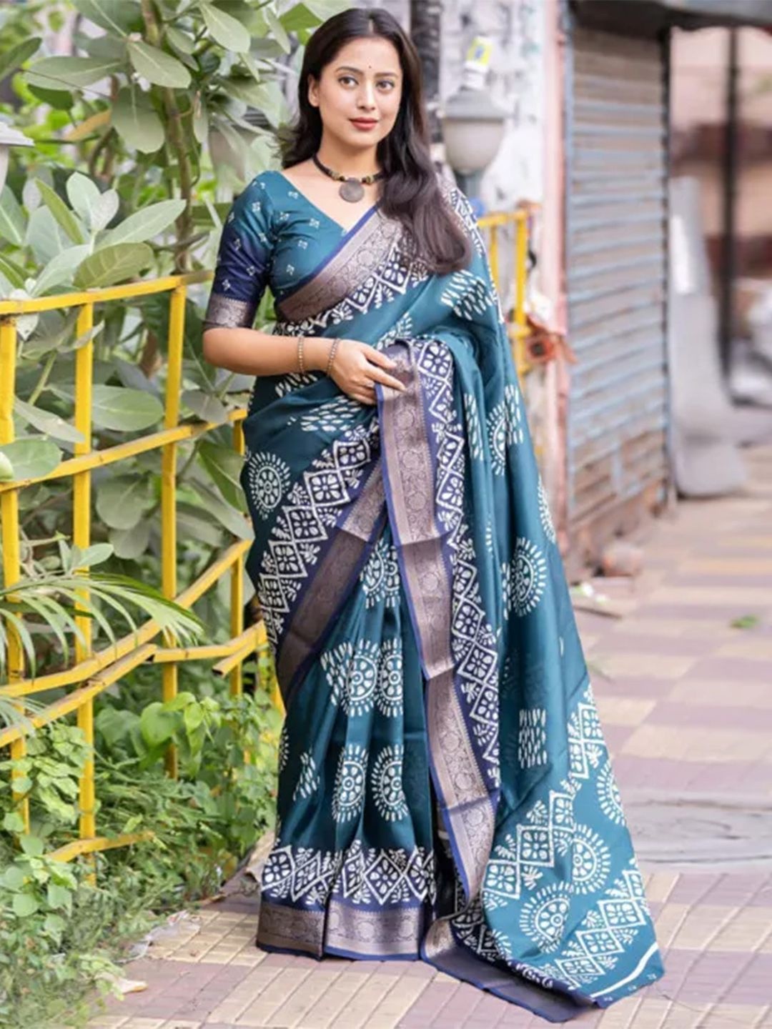 

KALINI Ethnic Motifs Printed Zari Bagru Saree, Teal