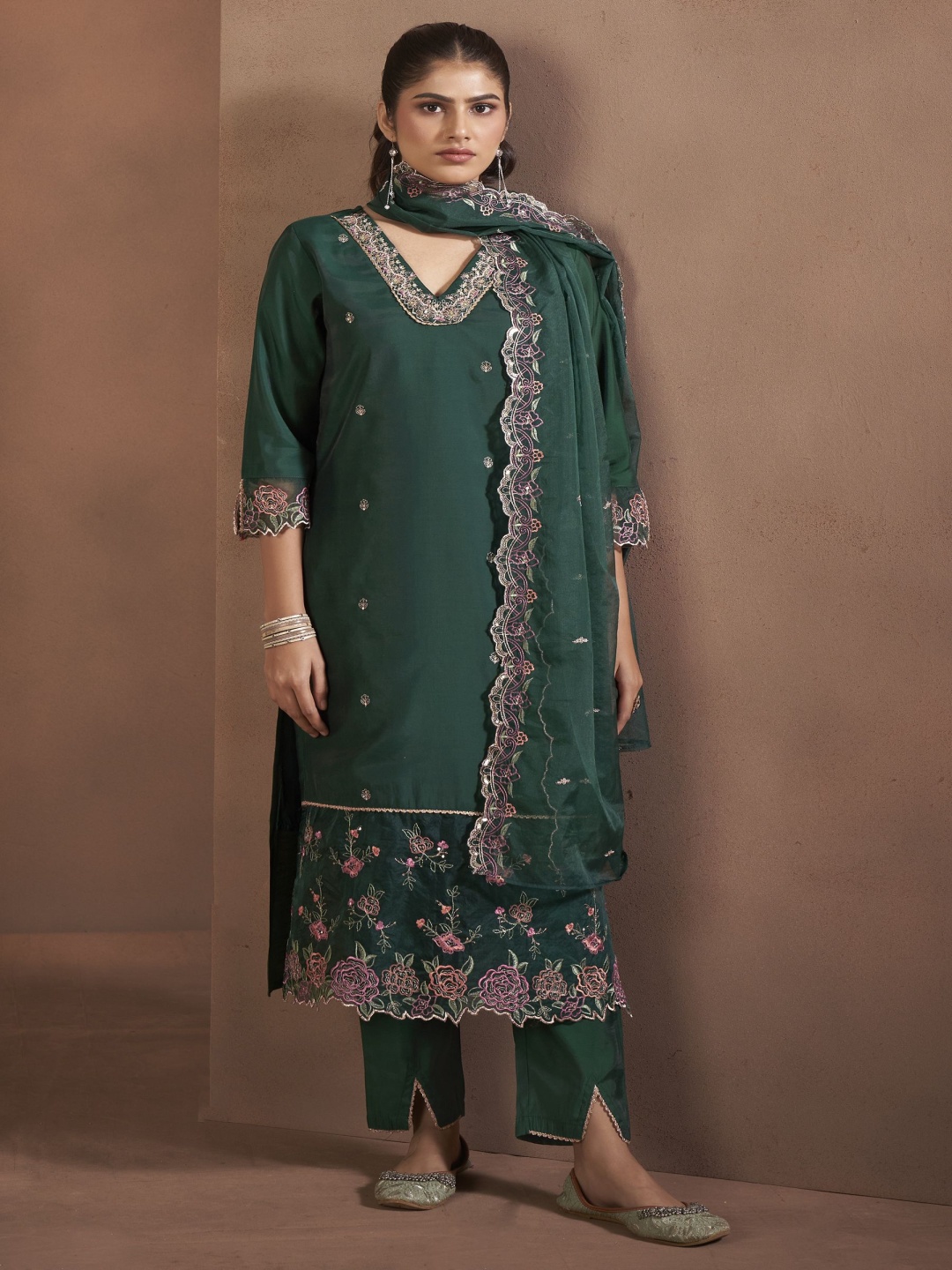 

Anouk Green Floral Embroidered V-Neck Straight Kurta With Trousers & Dupatta