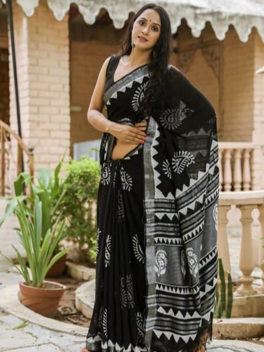 

VIJAYA VALLABH Ethnic Motifs Zari Banarasi Saree, Black