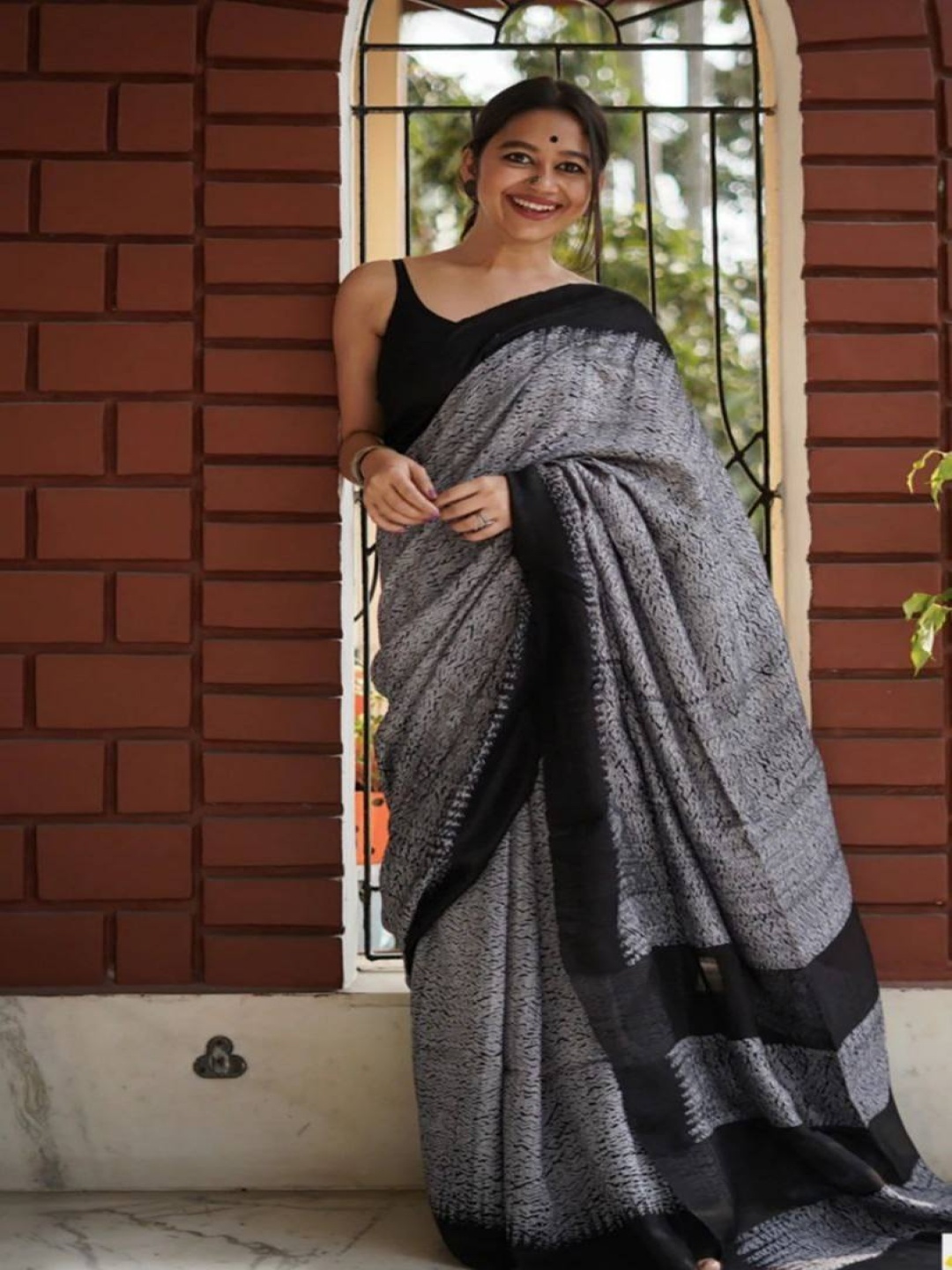 

Manu Designer Abstract Printed Saree, Grey