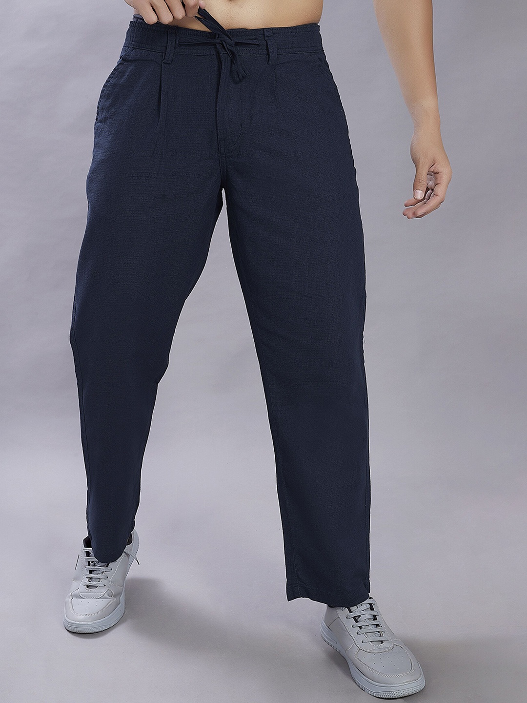 

DIVISIVE Men Relaxed Loose Fit Easy Wash Pleated Regular Trousers, Navy blue