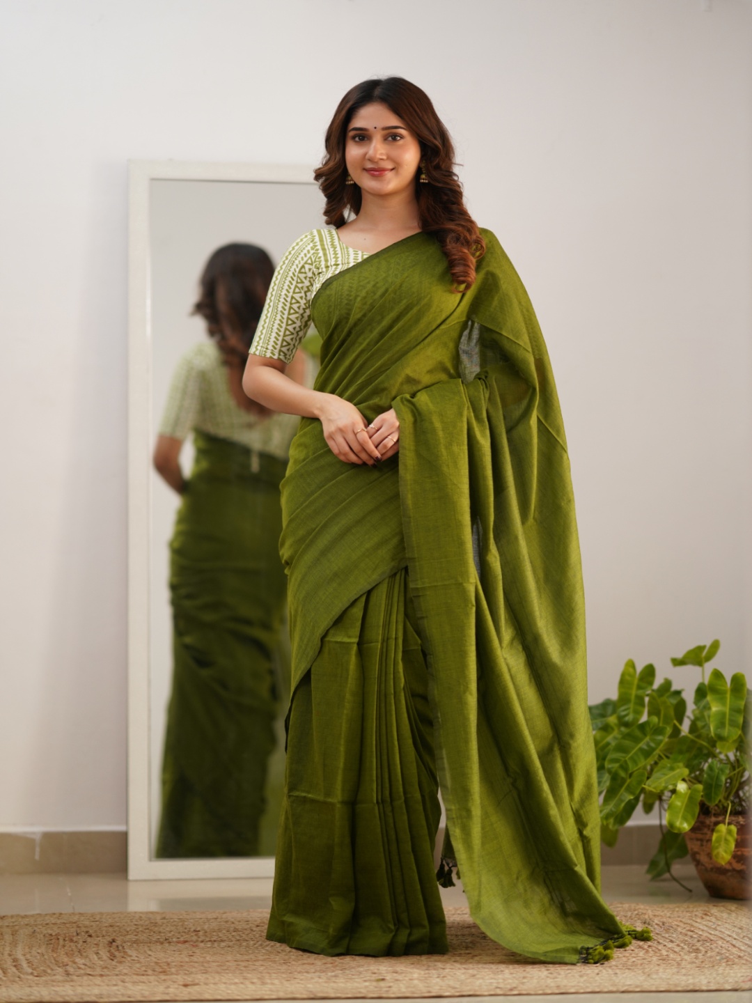 

Sutisancha Solid Saree With Designer Blouse, Green