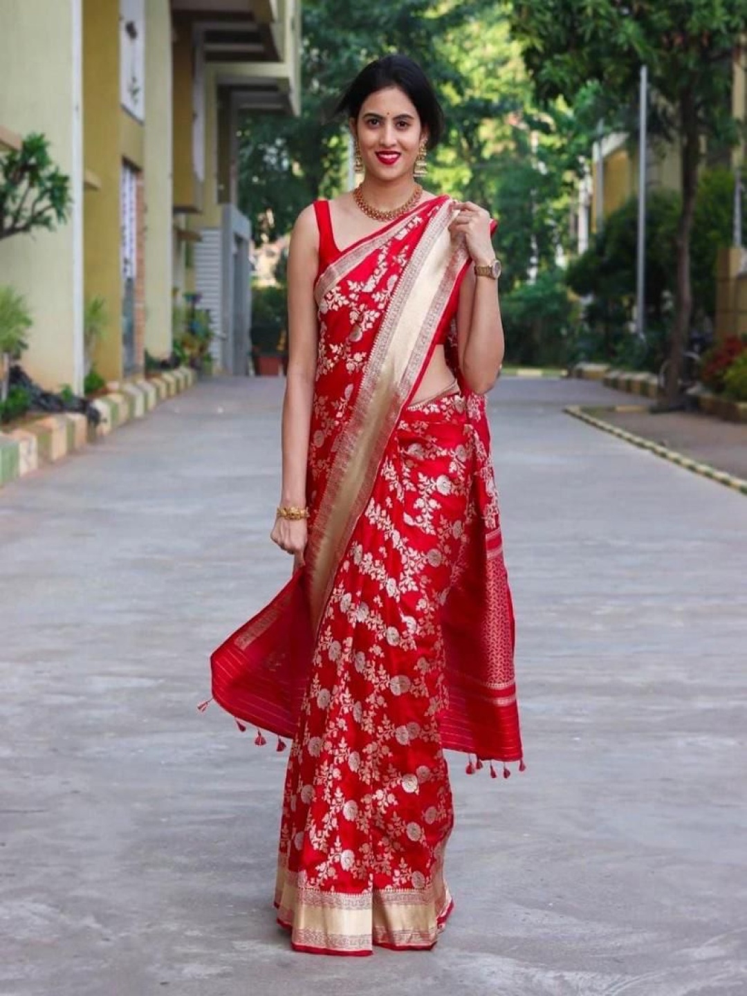 

Manu Designer Woven Design Zari Saree, Red