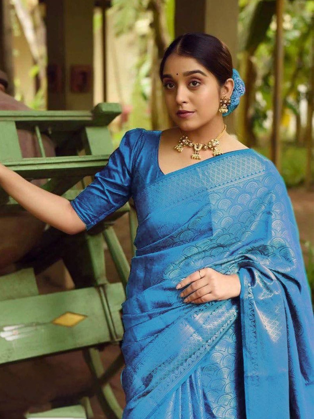 

Manu Designer Woven Design Zari Saree, Blue