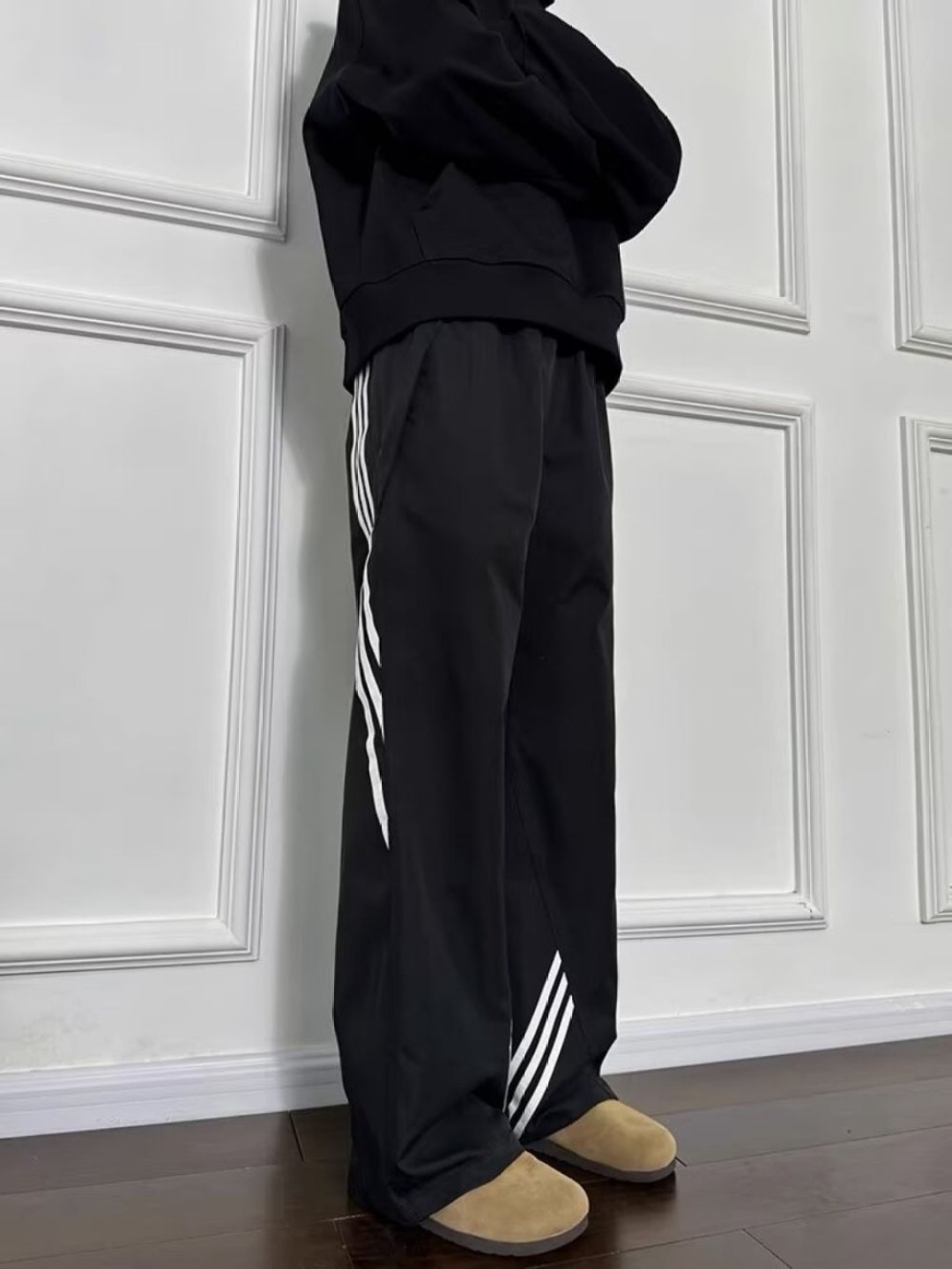 

StyleCast Men Self Design Relaxed Fit Wide Leg Trousers, Black