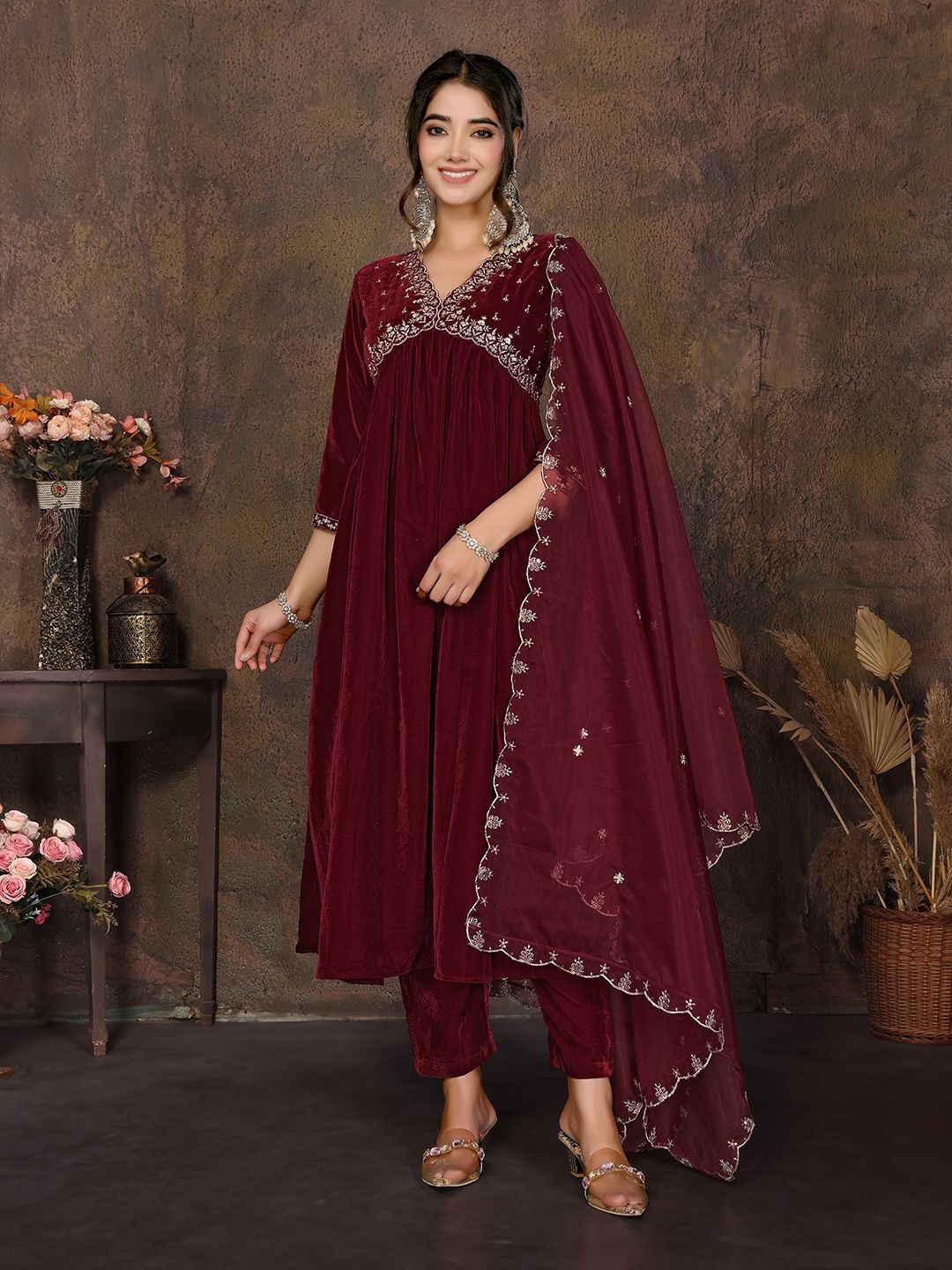

DIVASTRI Ethnic Motifs Embroidered Velvet V-Neck Empire Kurta With Trouser & Dupatta, Maroon