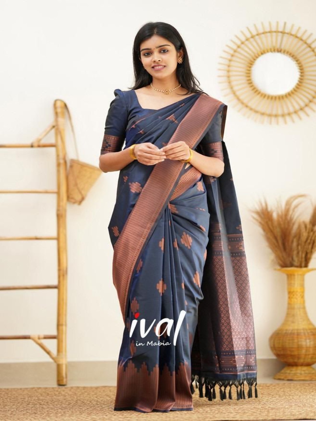 

Manu Designer Woven Design Zari Saree, Grey