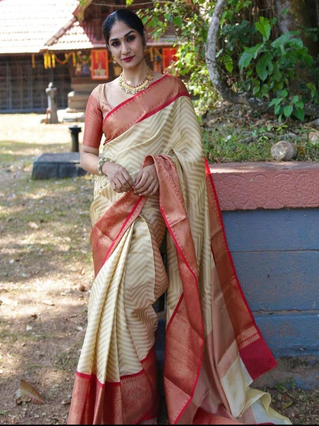 

Manu Designer Woven Design Zari Saree, Cream