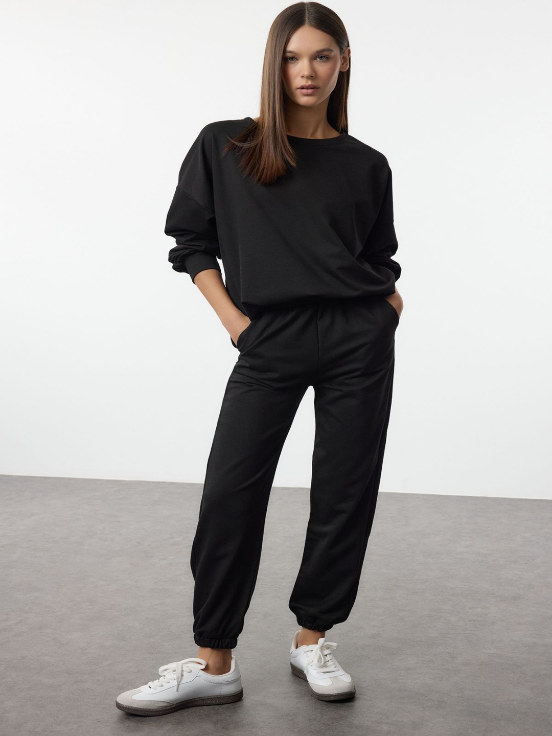 

Trendyol Round Neck Long Sleeves Sweatshirt With Jogger Co-Ords, Black