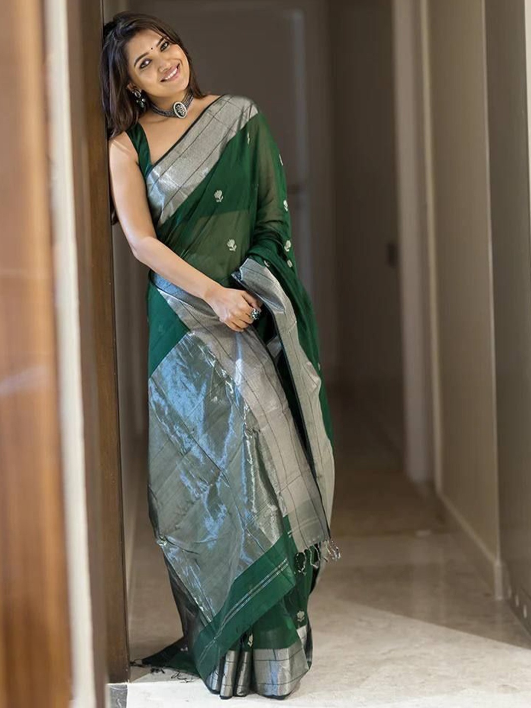 

Manu Designer Woven Design Zari Saree, Green