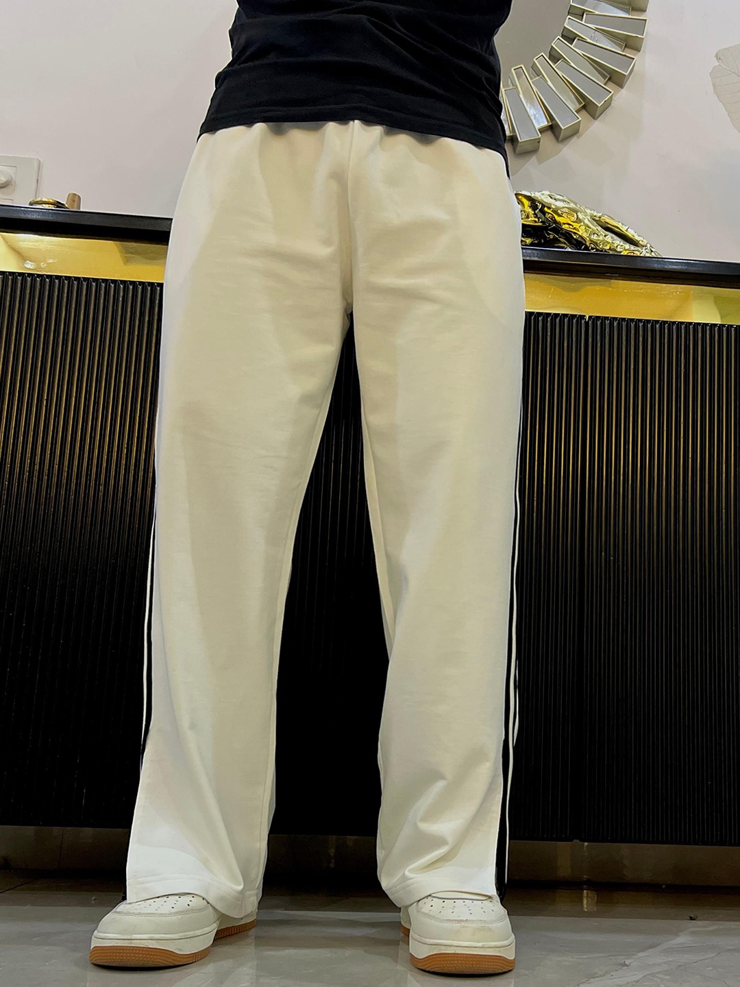 

Aesthetic Bodies Men Striped Relaxed Easy Wash Joggers Trousers, White