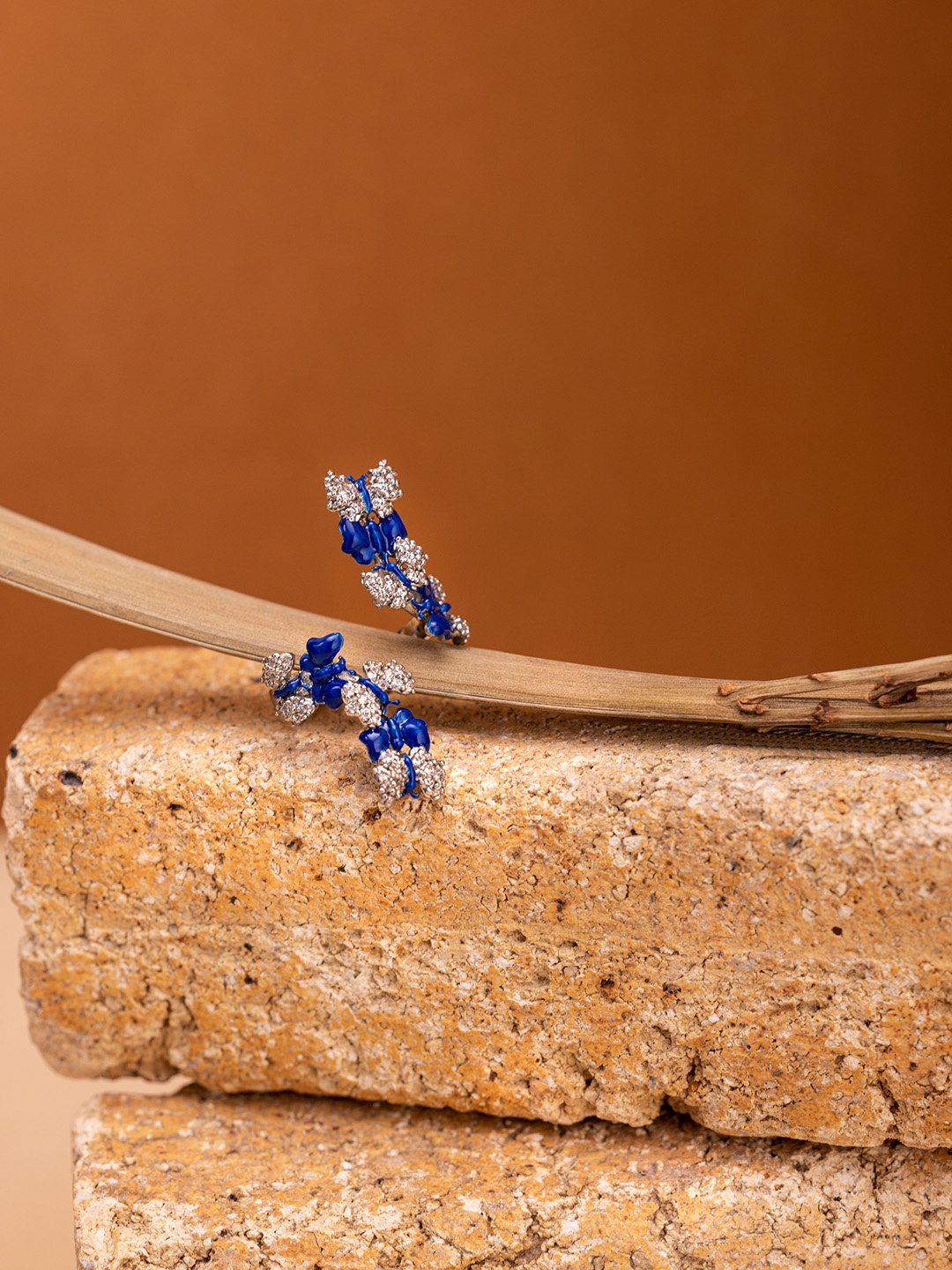 

GAURISH BESPOKE JEWELLERY Artificial Stones Silver-Plated Pappilon Ring