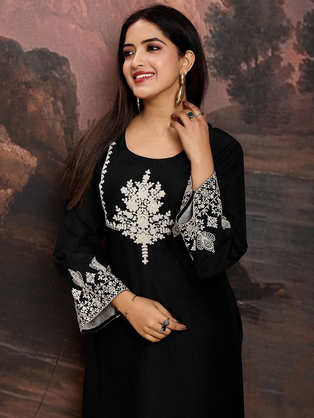 

House of Pataudi Floral Embroidered Flared Sleeves Round Neck Straight Kurta With Trousers, Black