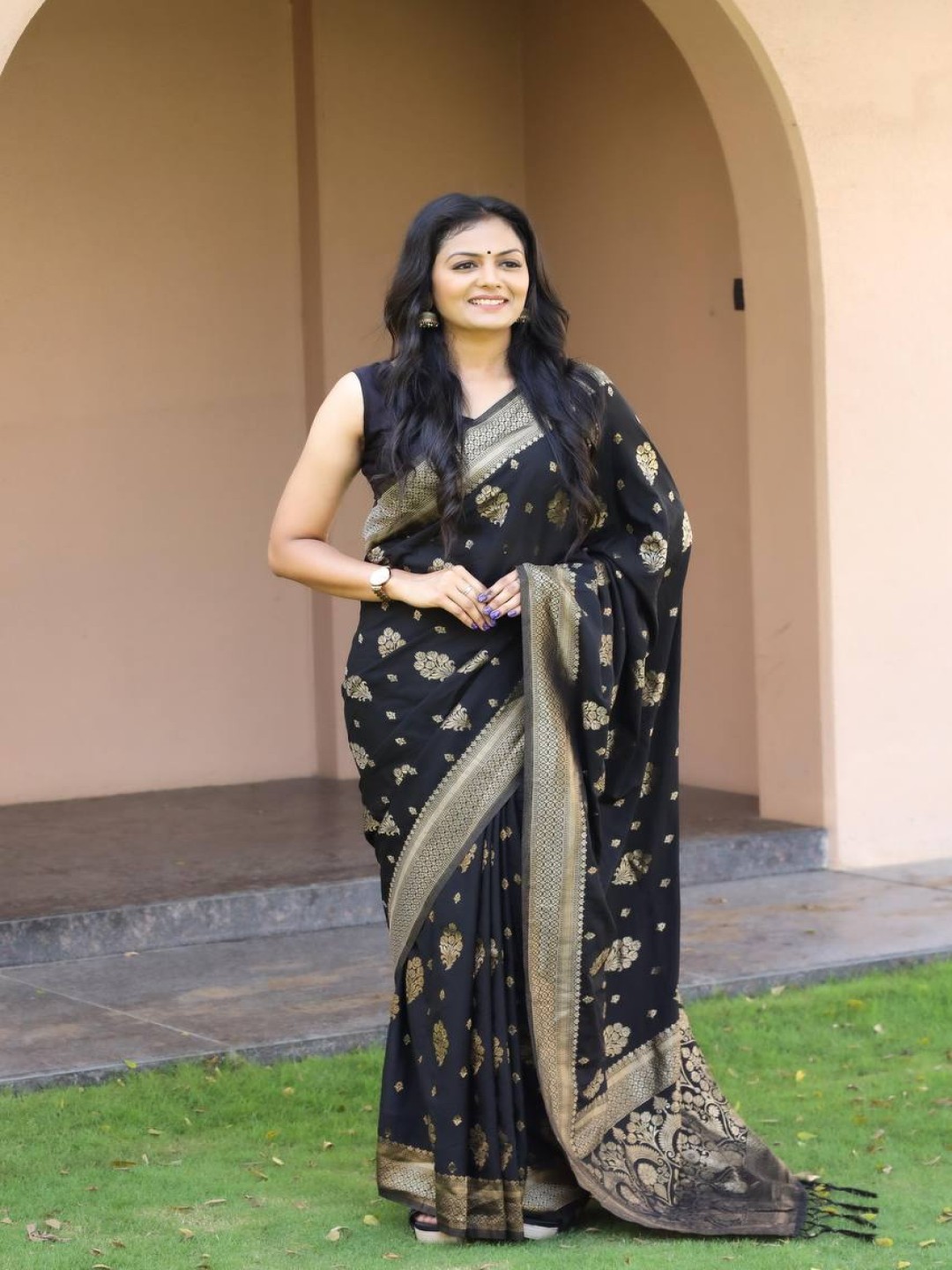 

Manu Designer Woven Design Zari Saree, Black