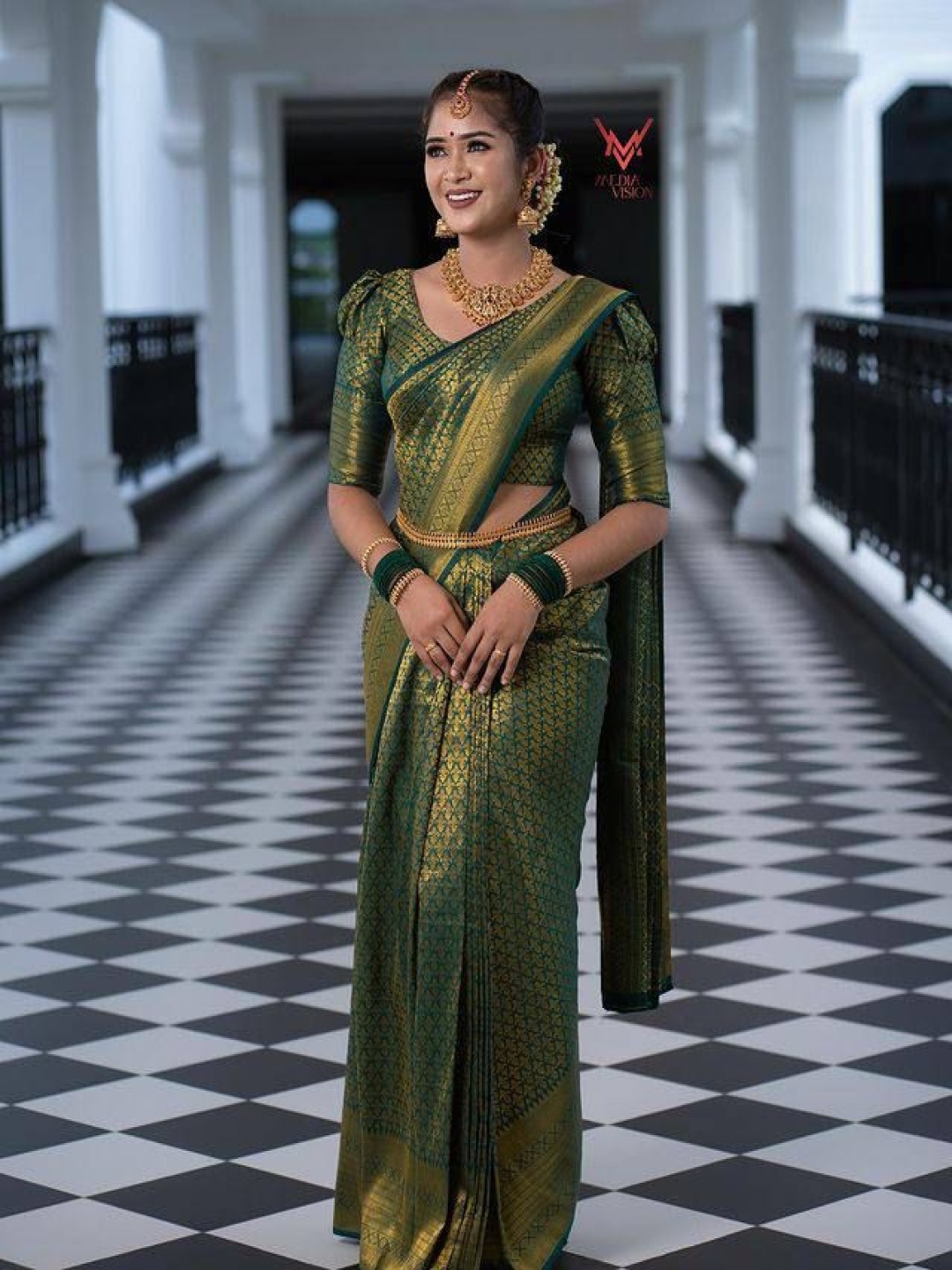 

Manu Designer Woven Design Zari Saree, Green