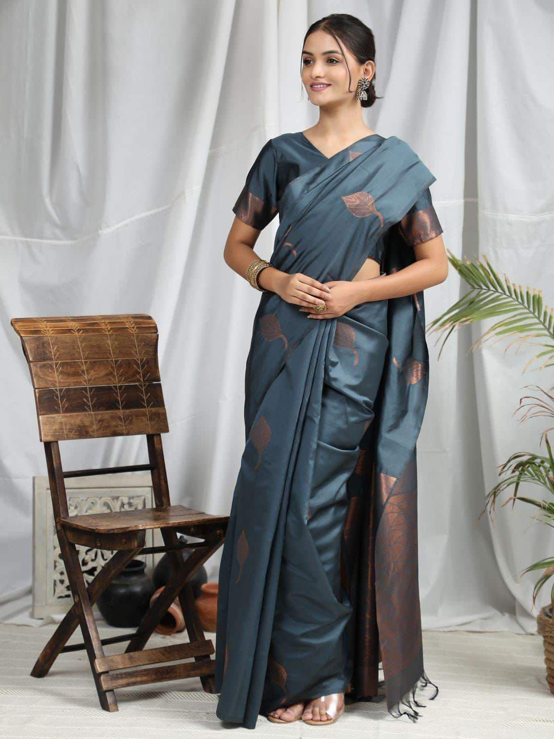 

Manu Designer Woven Design Zari Saree, Grey