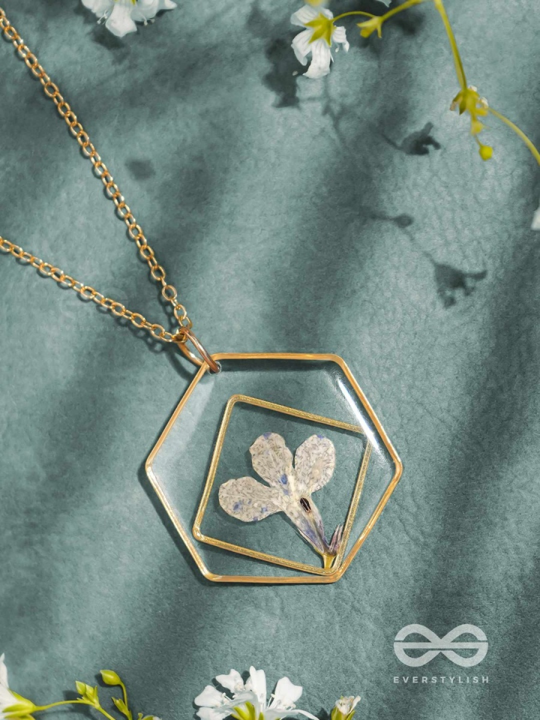 

EVERSTYLISH Gold-Plated Flower Resin Pendant Minimal Necklace