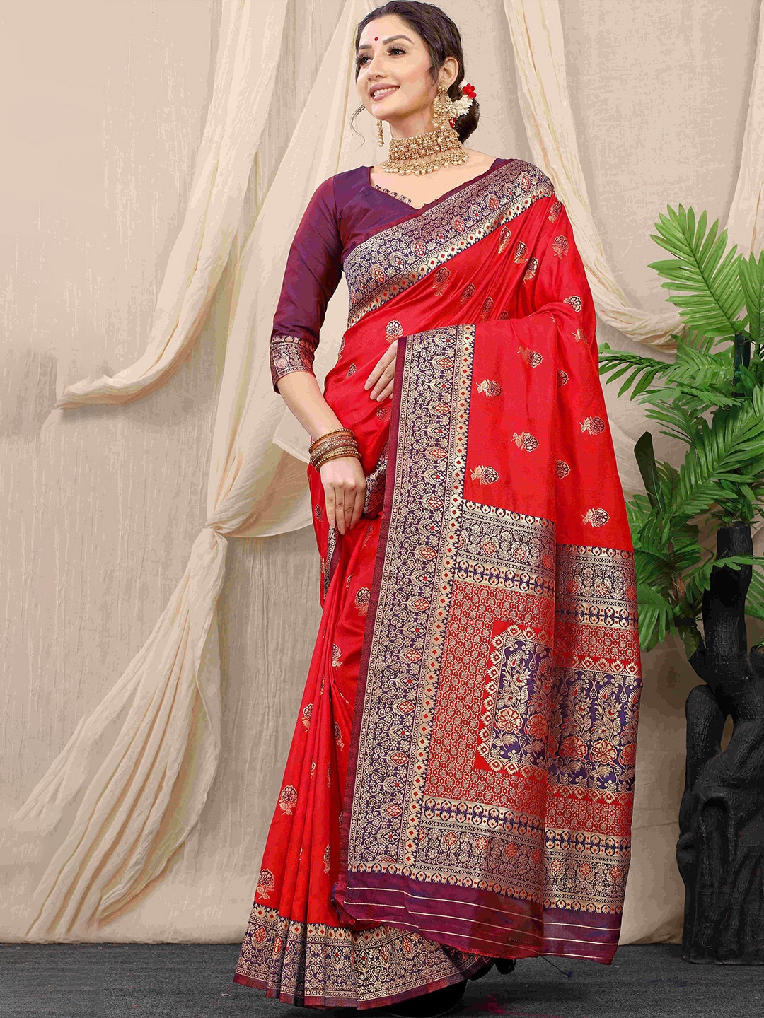 

amirat Ethnic Mofits Woven Design Zari Pure Silk Banarasi Saree, Red