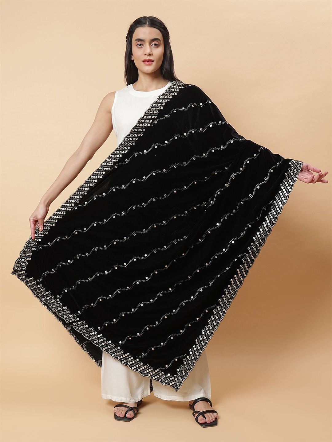 

Moda Chales Floral Embroidered Velvet Dupatta With Sequinned, Black