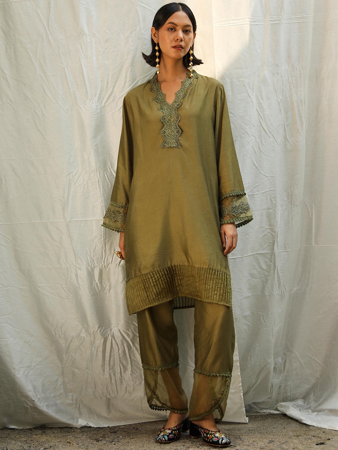 

4427 clothing Women Floral Regular Thread Work Kurta with Trousers, Olive