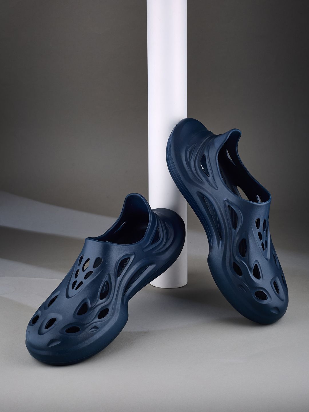 

Campus Men Clogs, Navy blue